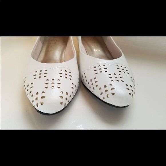 Vintage Selby laser cut golden heel flats - Picture 1 of 9